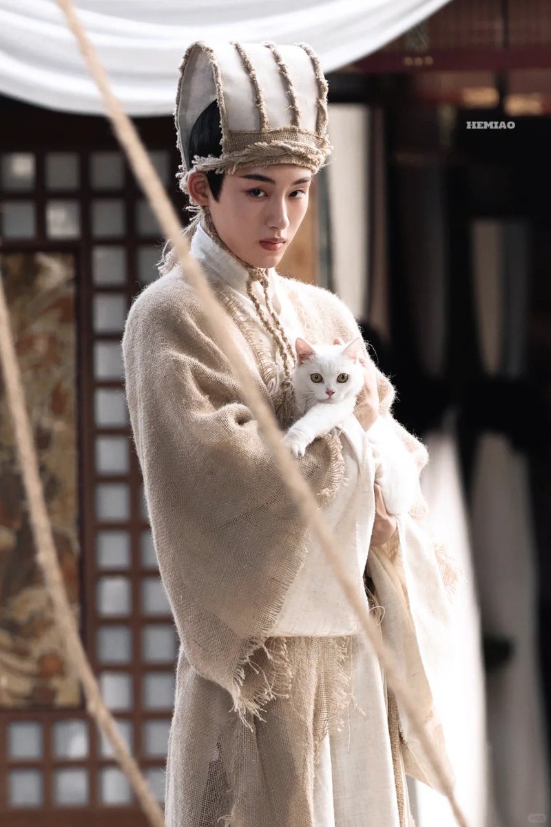 아니 무슨 너는 상복차림으로(아닐지도) 고양이을 안거있냐고