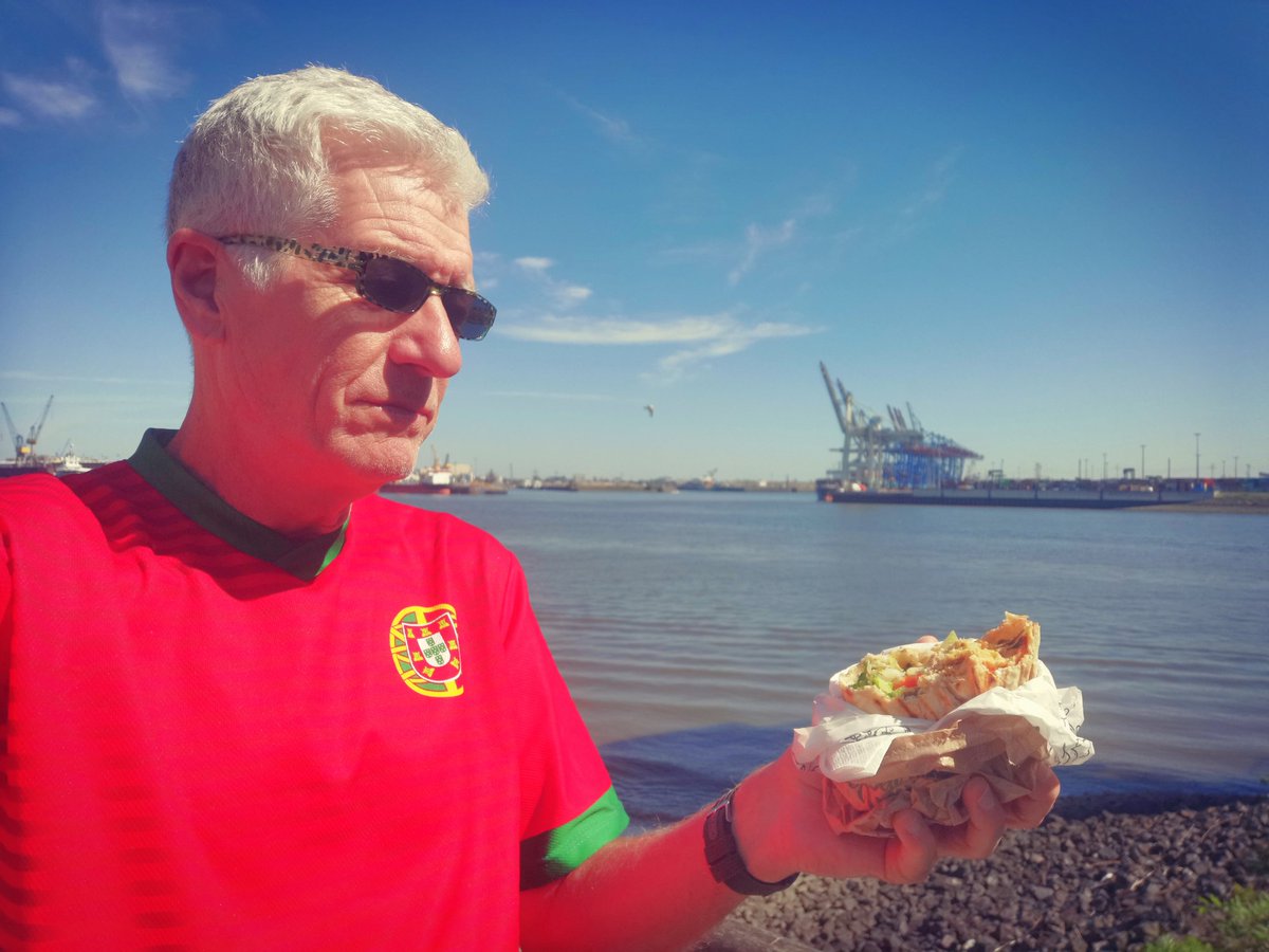 Alas poor sarnie..

Lunch beside the #Elbe #Hamburg