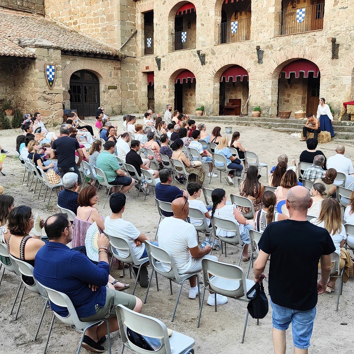 Primera toma de contacto con el teatro gracias a la representación de Fuenteovejuna a cargo de la Escuela de cine y teatro JBL de Talavera, en el Castillo de Oropesa Toledo.

#Noctívagos2025 #teatroenlacalle