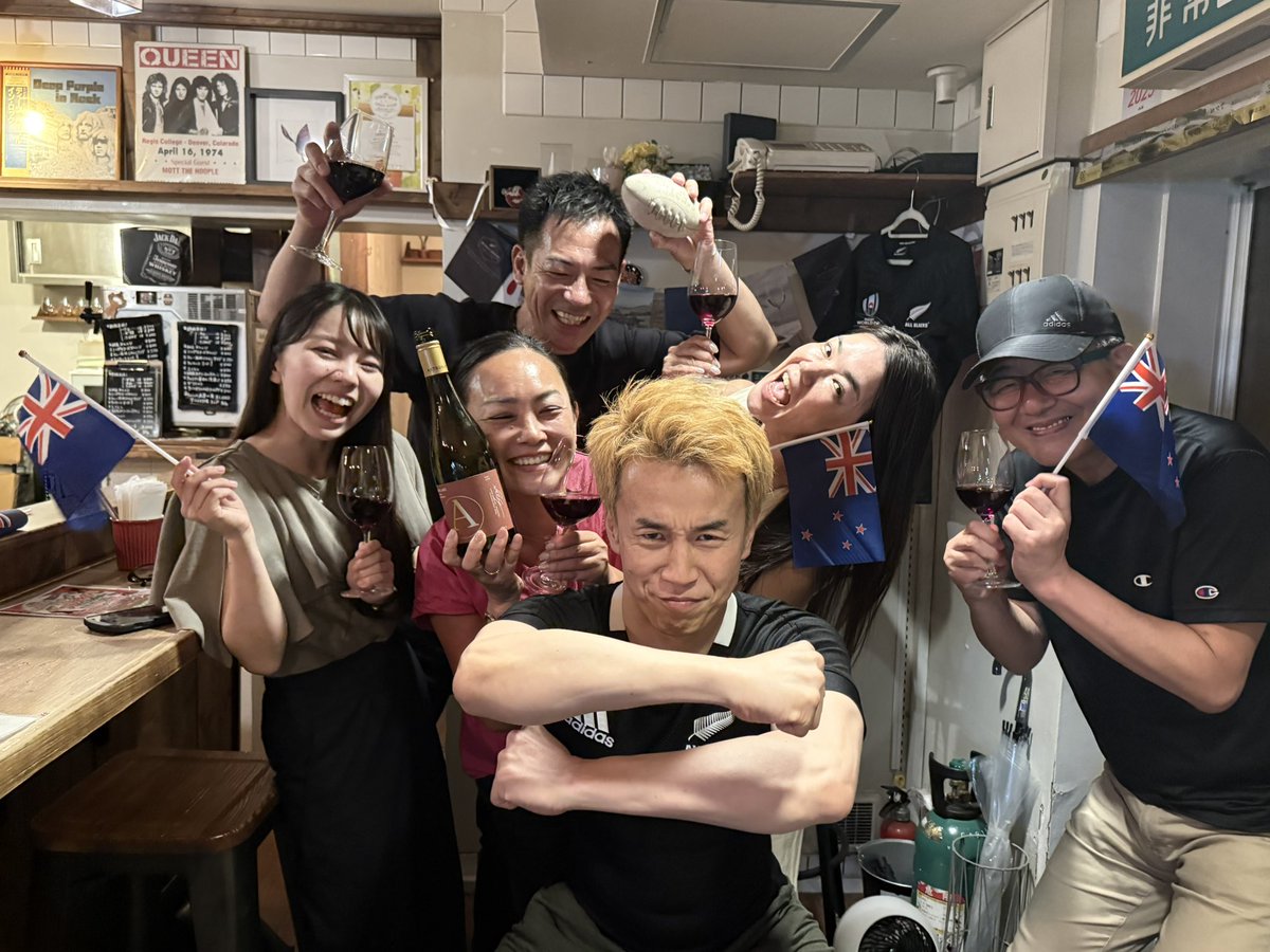 gowada's tweet photo. 気づけば、6月は丸ごとニュージーランドに心を奪われ、ラストを飾るのはもちろん、恵比寿5bottlesで「アストロラーベ赤」ピノ・ノワール。一杯で、気分はすっかり南半球！2025年前半、最高の締めくくり！
#ニュージーランドワインの魅力
Thank you ニュージーランド！
#5bottles #恵比寿 #NZWineJAPAN https://t.co/SNGhlnkopM