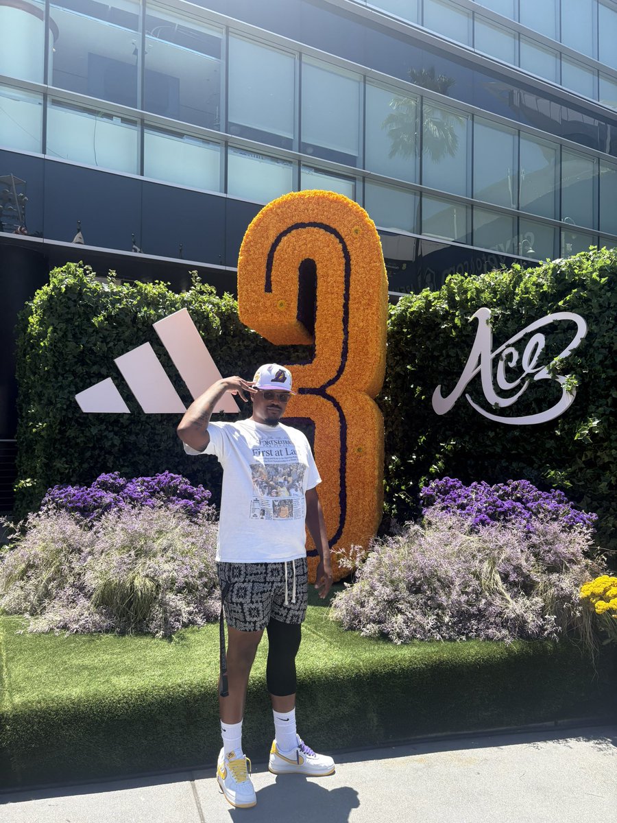 BLACK_TIGER_23's tweet photo. Got to see Candace Parker jersey get put up into the rafters and glad I got to be part of history @Candace_Parker https://t.co/Iw4V7Cw12C