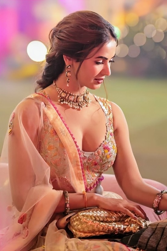 GusqVHdaAAAstnT?format=jpg&name=900x900