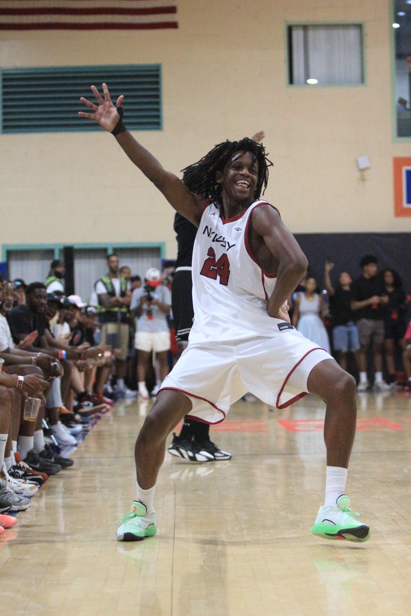 One of the best moments of the second stop of NY vs. NY last week at St. Raymond High School. 

Palm Bay, Florida’s very own <a href="/Burnettwillie_/">Willie Burnett III</a> doing the Nae-Nae after hitting a three. He definitely had the crowd buzzing.