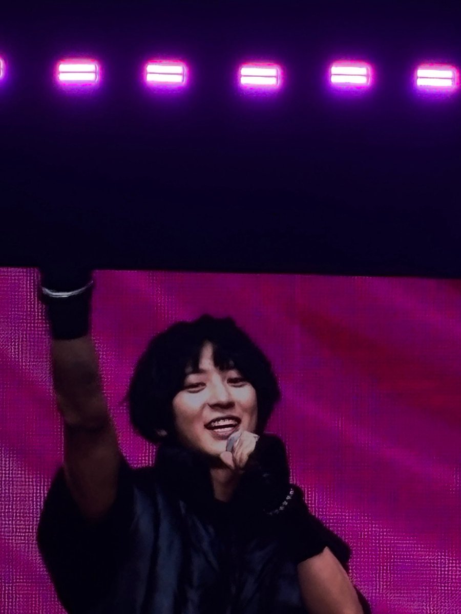 justbyclose's tweet photo. Przestawałam wierzyć, że kiedykolwiek spełnię swoje marzenie i zobaczę jakiegoś członka na żywo, a tu trzech naraz i jeszcze Chanyeol. Zapamiętam ten dzień do końca życia!  #SMTOWNINLONDON https://t.co/HfLv8MJOiI