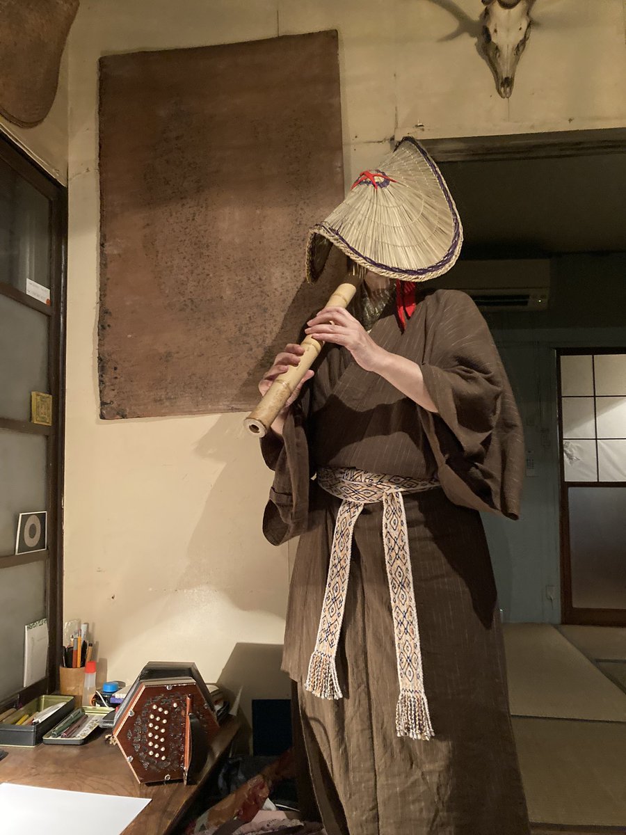 YasuKosode's tweet photo. 今夜は谷中 コムソーコヤ@comsokoya 尺八の吹き歩きでした。師匠デウさん、初参加の友達と3人。

息が音になり風になる
#歩く瞑想 

デウさんにコンサ楽器も見てもらった。 https://t.co/f0gxlKbjXd