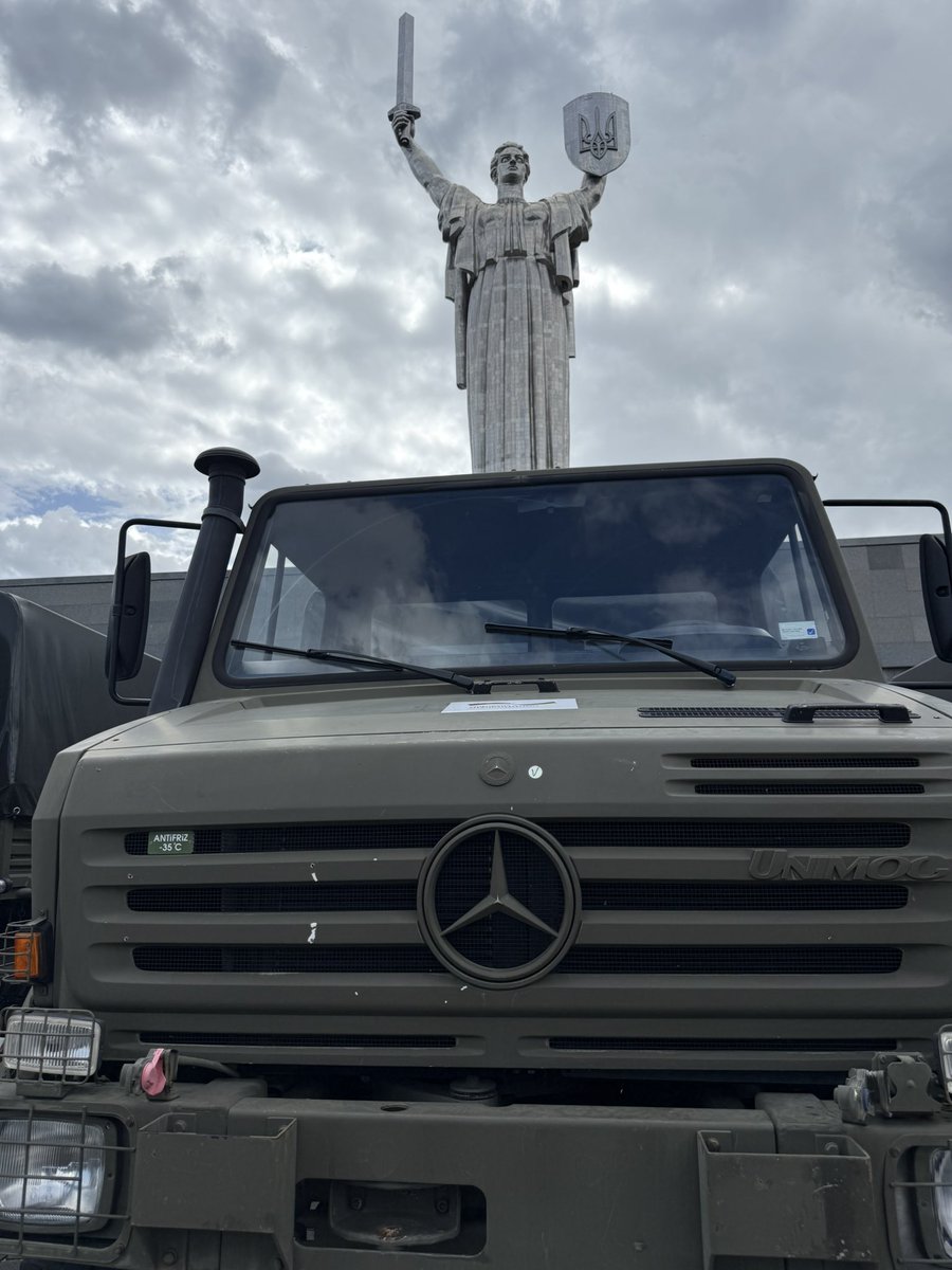 Oleksii MAKEIEV 🇺🇦 (@makeiev) on Twitter photo In Kyjiw übergibt <a href="/AussenMinDE/">Johann Wadephul</a> dem ukrainischen Grenzschutzdienst neue Fahrzeuge. Es geht schließlich um die Unverletzbarkeit der Grenzen.
Der dreizackige Mercedes-Stern harmoniert zudem gut mit dem Dreizack aus dem Staatswappen der Ukraine. In Kyjiw übergibt <a href="/AussenMinDE/">Johann Wadephul</a> dem ukrainischen Grenzschutzdienst neue Fahrzeuge. Es geht schließlich um die Unverletzbarkeit der Grenzen.
Der dreizackige Mercedes-Stern harmoniert zudem gut mit dem Dreizack aus dem Staatswappen der Ukraine.