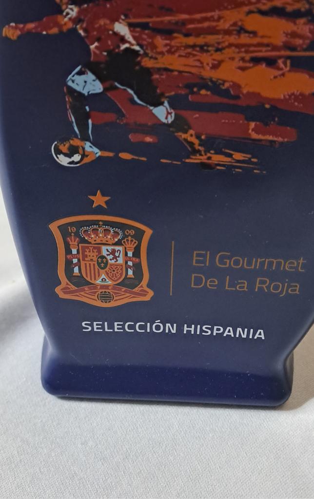 En un restaurante catalán, entre Barcelona y Sabadell. ¿Es el fin? ¡¡¡Fachistes!!! Por cierto, aceite cojonudo. Y lo demás, ni os cuento.