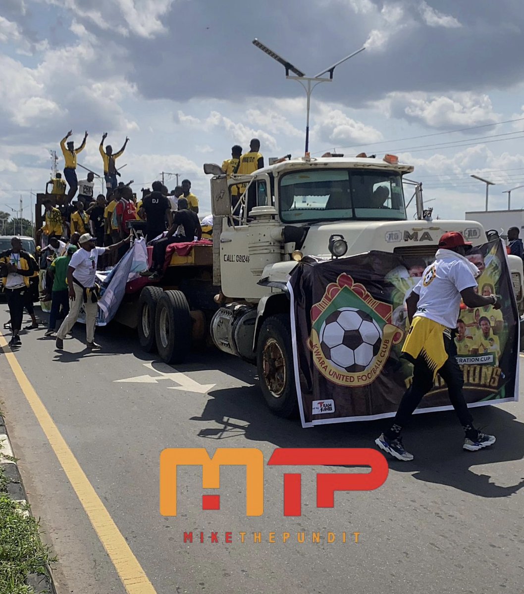 Mike_ThePundit's tweet photo. 🚨Happening now: Kwara Utd trophy parade in Ilorin. 

The first major trophy has arrived in Ilorin heading to the Government house for the state governor hosting of the team. 

LOVELY! https://t.co/JB7e3Dbhfs
