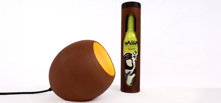 🫒 La UCA transforma residuos del olivar —como huesos de aceituna y restos de poda— en embalajes sostenibles impresos en 3D con OLICOMP3D. Innovación que impulsa la economía circular, reduce plásticos y refuerza el valor de los aceites con Denominación de Origen Sierra Mágina.