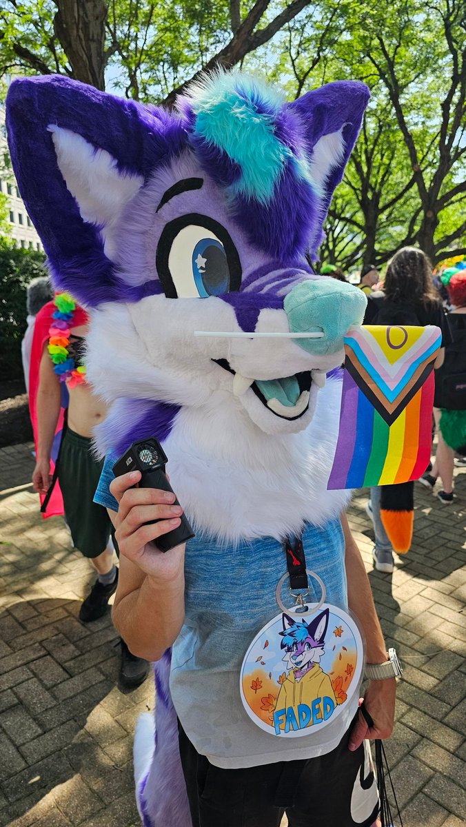 FadedFox's tweet image. How to find me at AC!!
Dont do
🚫squeak my nose without asking
🚫grab me or touch me unless you personally know me
🚫follow me around and take pictures of me
Please do!
✅️ask to take pictures with me
✅️trade stickers with me
✅️ask for hugs
✅️call me a good boy &gt;w&lt;
