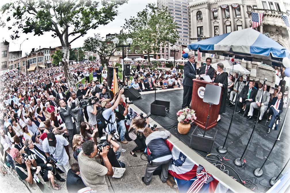 StevenFulop's tweet image. 12 yrs ago tomorrow, I was sworn in as mayor of #JerseyCity. I still remember the excitement + you can see from this photo the city felt it too. That moment kicked off the most ambitious chapter in our city’s modern history +today, JC is one of the best midsize cities in the U.S.