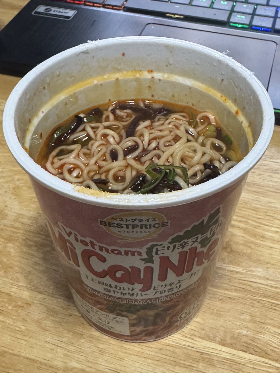 tacchiy02's tweet photo. ベストプライスのベトナムピリ辛ヌードルほんと最高だわ。トムヤムクンヌードルの再来感ある。なお、確実に人を選ぶ。120円くらいだったしお財布にめちゃ優しい。
(ネギとキクラゲは自前で) https://t.co/avKMk24lX4