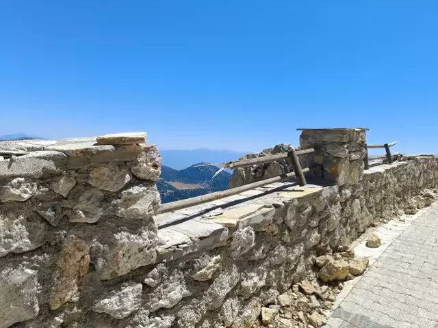 İsviçre uyruklu 60 yaşındaki bir yamaç paraşütçüsü manevra yaptığı sırada ahşap korkuluğa çarpıp yola düşmesi sonucu hayatını kaybetti.