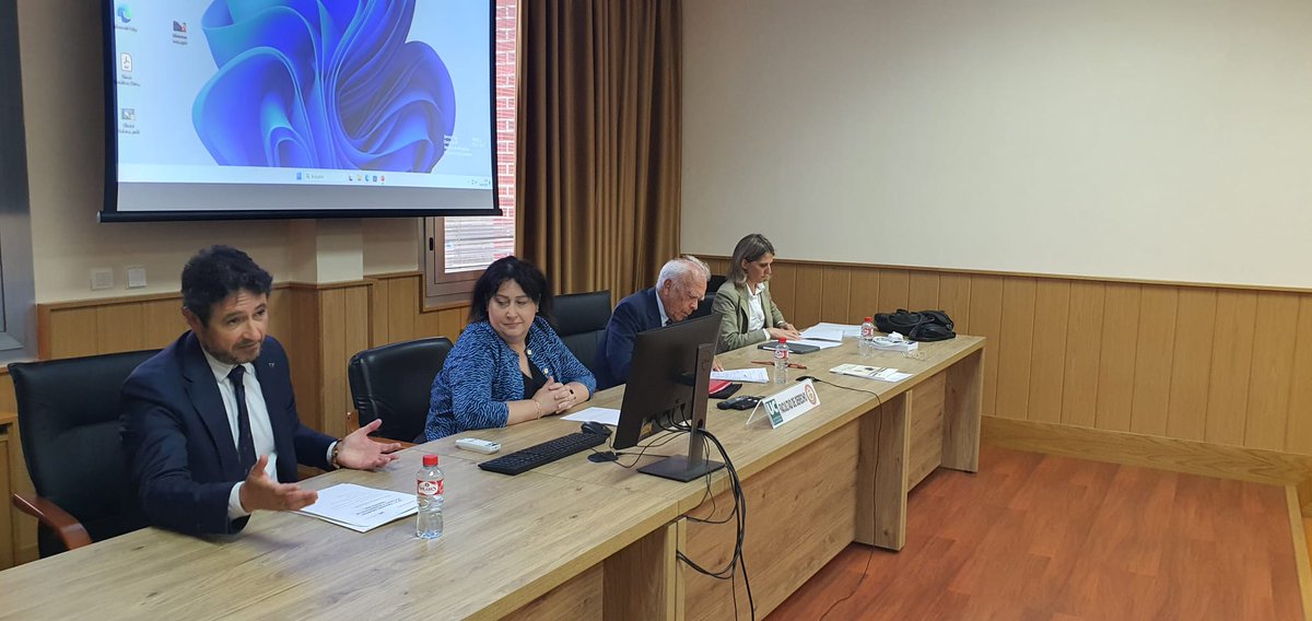 Oxímoron (@davidlantaron) on Twitter photo Inaugurado por la Directora de <a href="/empleacantabria/">Servicio Cántabro de Empleo</a>, Lucía Serrano, con la presencia de la directora de sede, Cristina San Miguel <a href="/cursosveranouc/">Cursos de Verano UC - @unican</a> #desafíossocialesynormativos Hoy con <a href="/jeanmservais/">Jean-Michel Servais</a> y Martina Bassotti Un placer colaborar y contar con la presencia de <a href="/C_Sarabia_Cobo/">Carmen Sarabia Cobo</a> Inaugurado por la Directora de <a href="/empleacantabria/">Servicio Cántabro de Empleo</a>, Lucía Serrano, con la presencia de la directora de sede, Cristina San Miguel <a href="/cursosveranouc/">Cursos de Verano UC - @unican</a> #desafíossocialesynormativos Hoy con <a href="/jeanmservais/">Jean-Michel Servais</a> y Martina Bassotti Un placer colaborar y contar con la presencia de <a href="/C_Sarabia_Cobo/">Carmen Sarabia Cobo</a>