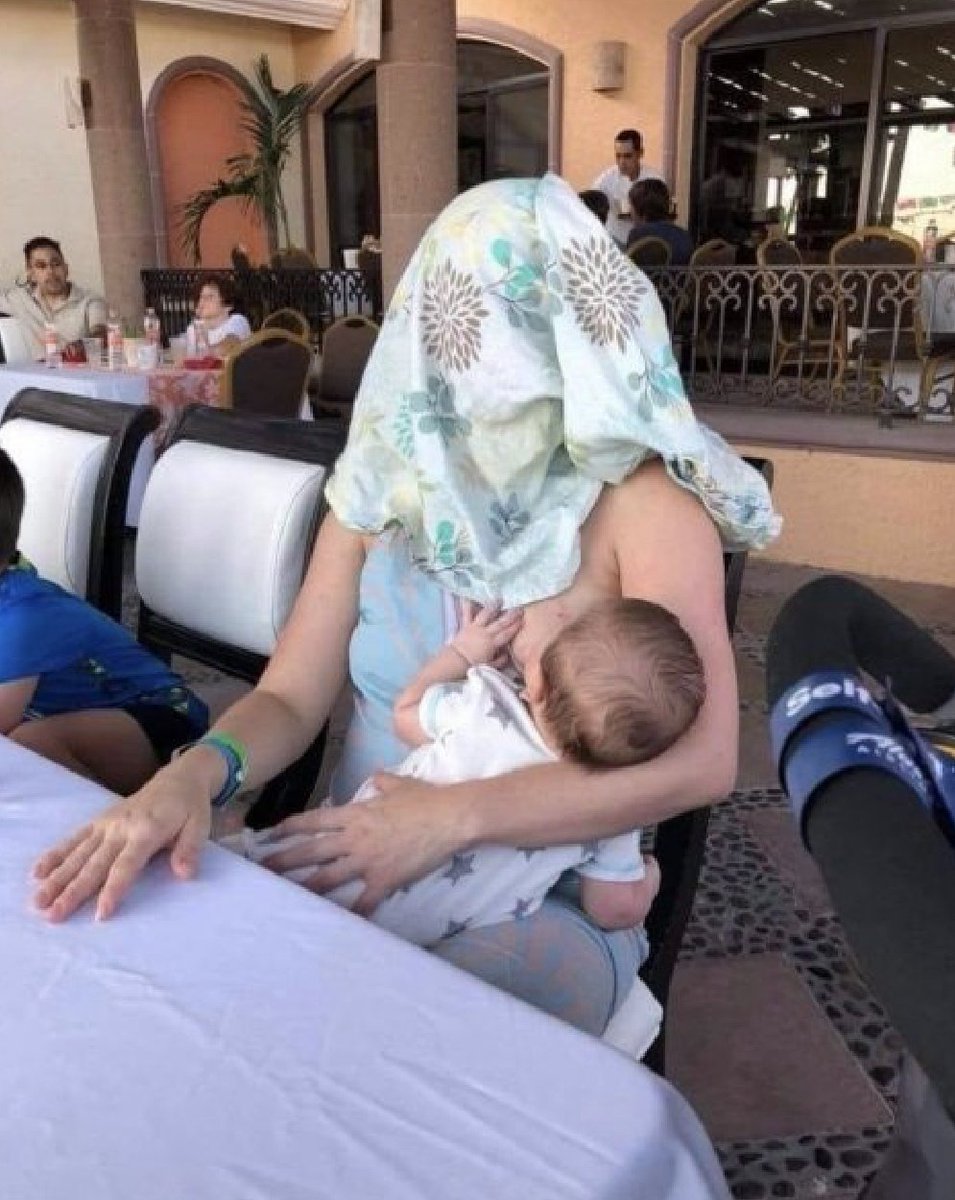 Una mare que alletava el seu fill en un restaurant va ser abordada per un client visiblement indignat que li va demanar que es tapés perquè a ell li molestava. 

Així doncs, la mare va obeir immediatament. 

A demandes estúpides, respostes al seu nivell. 😏