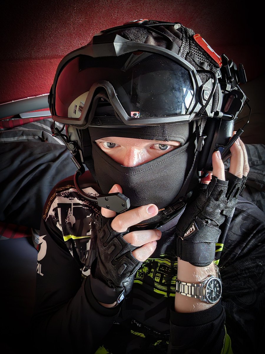 Look deep into my eyes 👀 i can hypnose you to be a good top for me 😈🔥🥵