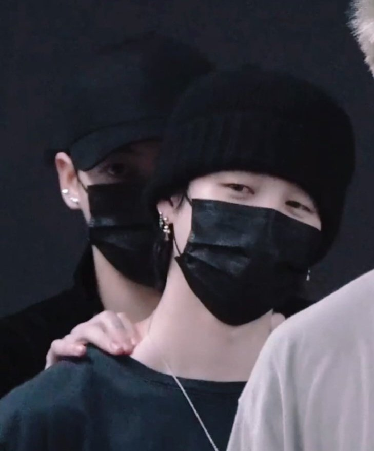 jinchuurikiz's tweet photo. oi. eu sou babyarmy e estou curiosa sobre os managers dos meninos. o jimin tem seu próprio manager? por que eu sempre vejo esse homem em particular do lado dele. https://t.co/mEseOvHXLg