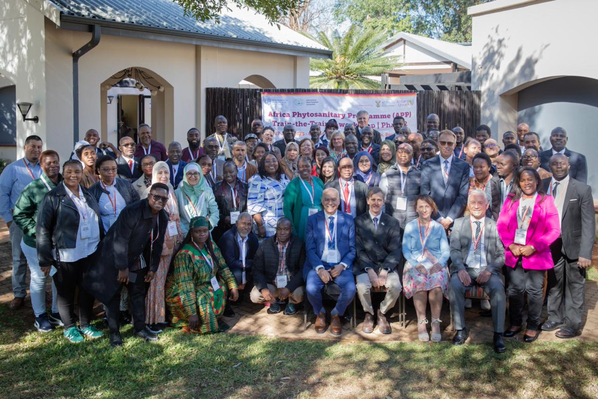 ippcnews's tweet photo. By leveraging technology, countries can:

-Ensure pest-free crop production areas
- Foster food security
- Boost trade
- Save resources
- Strengthen regional collaboration
- Enhance biosecurity and plant health

📸 See highlights from the APP Phase 2 training workshop: https://t.co/8y5tFBWQl2

#PlantHealthAfrica 🌱