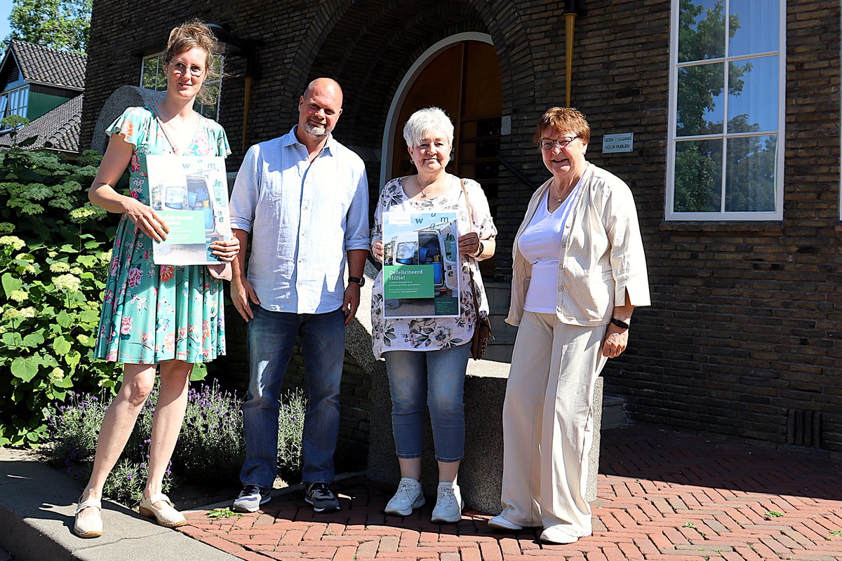 Prijswinnaars Drugslokbus! 
Nelleke van der Veen en Hillie Vriesinga zijn de beste speurders van Tytsjerksteradiel! Zij hebben de drugslokbus gevonden en hebben toen de QR-code gescand. Zij ontvingen een cadeaubon van € 25 van burgemeester Tineke Schokker. 
#meldwantdattelt