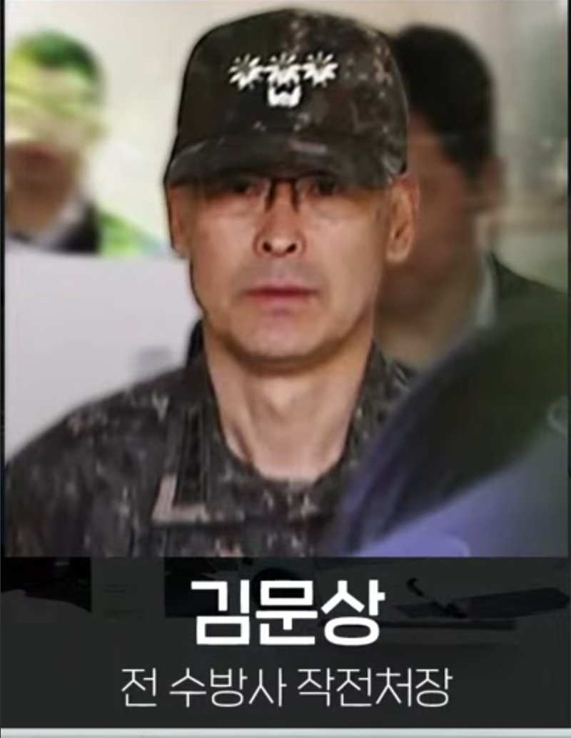 issacjosh's tweet photo. 헬기 비행 허가를 세 번이나 불허함으로써 결국 시민과 국회의원들에게 40분이라는 시간을 벌어준 참군인..
이런 분께는 반드시  훈장과 특진이라는 상을 드려야..!!
#민주주의를_구한_참군인_김준상
#김준상_전수방사작전처장 https://t.co/YSPvvmeTGj