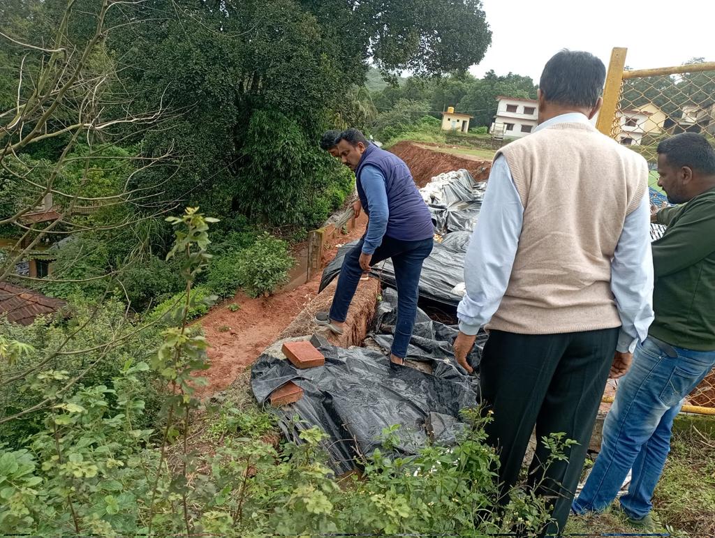 ravimlapa's tweet photo. ಸೋಮವಾರಪೇಟೆ ಟರ್ಫ್ ಗ್ರೌಂಡ್ ನ ತಡೆಗೋಡೆ ಕುಸಿಯುವ ಹಂತದಲ್ಲಿದ್ದು ಈ ದಿನ ಭೇಟಿನೀಡಿ ಪರಿಶೀಲನೆ ಮಾಡಿ ಅಧಿಕಾರಿಗಳೊಂದಿಗೆ ಚರ್ಚಿಸಿ ಗುತ್ತಿಗೆದಾರರಿಗೆ ಪುನರನಿರ್ಮಾಣ ಮಾಡುವಂತೆ ಸೂಚಿಸಲಾಯಿತು https://t.co/R6BaU8tpyl