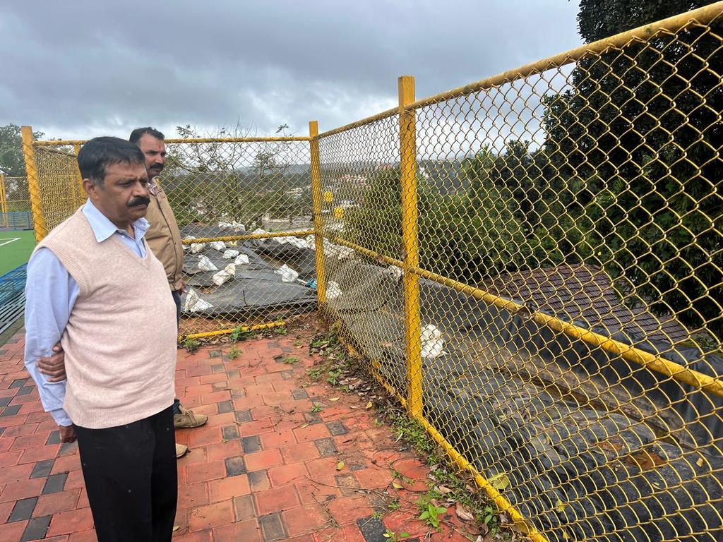 ಸೋಮವಾರಪೇಟೆ ಟರ್ಫ್ ಗ್ರೌಂಡ್ ನ ತಡೆಗೋಡೆ ಕುಸಿಯುವ ಹಂತದಲ್ಲಿದ್ದು ಈ ದಿನ ಭೇಟಿನೀಡಿ ಪರಿಶೀಲನೆ ಮಾಡಿ ಅಧಿಕಾರಿಗಳೊಂದಿಗೆ ಚರ್ಚಿಸಿ ಗುತ್ತಿಗೆದಾರರಿಗೆ ಪುನರನಿರ್ಮಾಣ ಮಾಡುವಂತೆ ಸೂಚಿಸಲಾಯಿತು