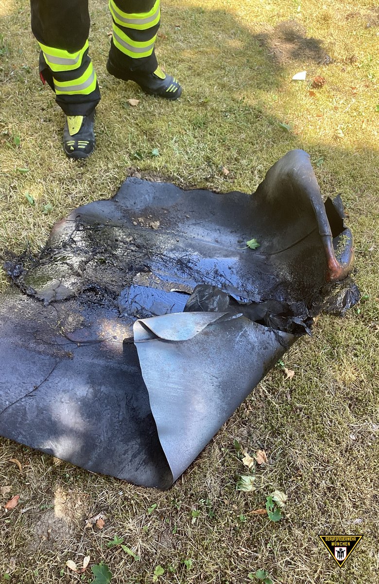 Am frühen Montagnachmittag ist es zu einem #Brand auf dem Dach eines Mehrparteienhauses in #Solln gekommen.
Zum Bericht: presseportal.de/blaulicht/pm/1…

#WirFürMünchen