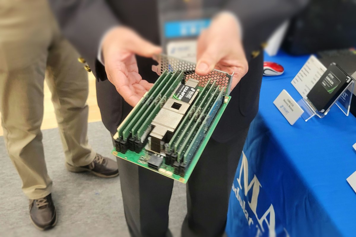 8alni's tweet photo. このボード、前見せてもらったけどブース奥で実機もちゃんと動いててすごかった https://t.co/eJq1LF1hF8