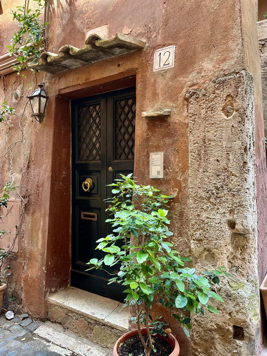 caputmundiHeidi's tweet photo. Bella porticina, con interessanti decorazioni a *spolia* antica… 
Vicolo dell'Atleta

#Trastevere
#Roma 🤍 https://t.co/c1M5LoUGMO