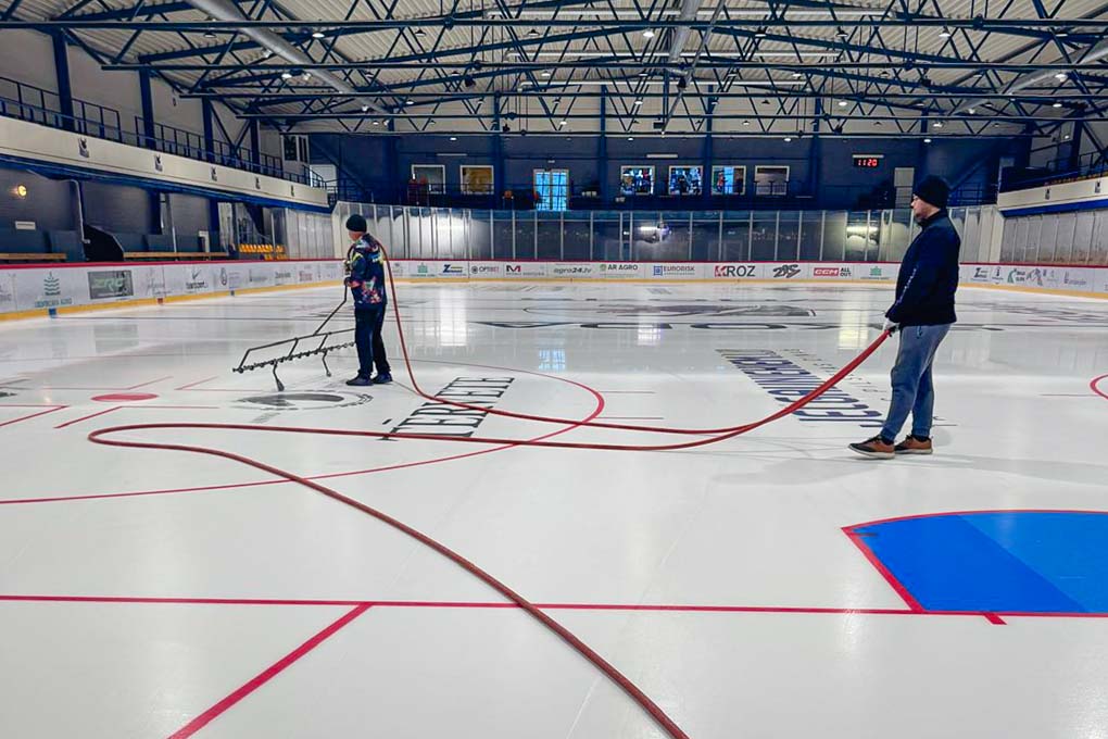 hkzemgale's tweet photo. 🏒 Jelgavas ledus halle gatava jaunajai sezonai – uzlabots apgaismojums un ledus laukuma virsma!
🔧 Spožāk, kvalitatīvāk, sportistiem draudzīgāk!
#hokejs #hkzemgale #shkzemgale #JLSS #Jelgava 
https://t.co/jYG5JELdSo https://t.co/ppOV0SAf7M