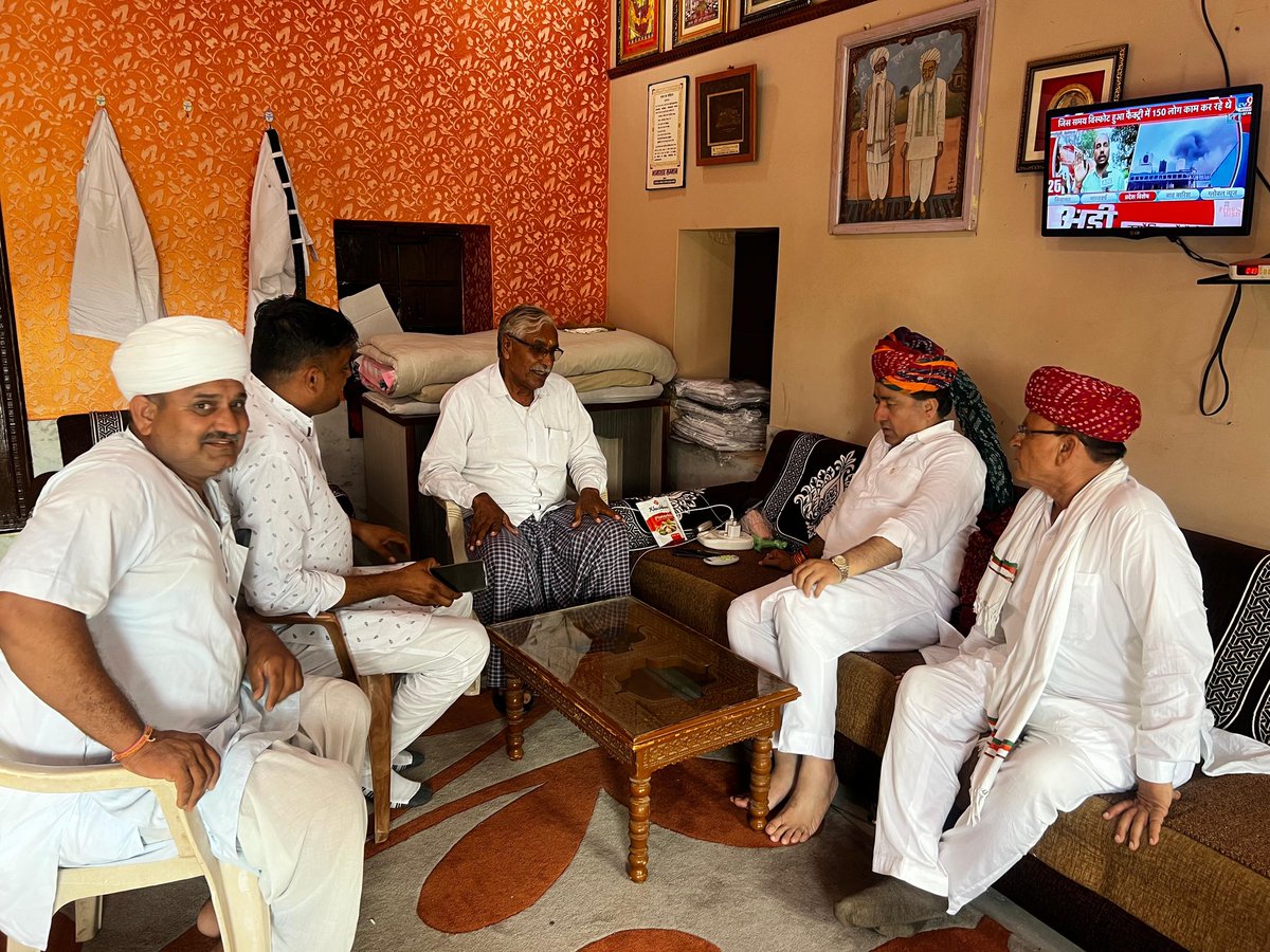 K.K.Vishnoi (@kkvishnoibjp) on Twitter photo आज लोहावट पहुँचकर फलौदी विधायक श्री पब्बाराम जी बिश्नोई से शिष्टाचार भेंट कर उनकी कुशलक्षेम जानी।
इस आत्मीय मुलाकात के दौरान क्षेत्रीय विकास और जनकल्याण से जुड़े विभिन्न विषयों पर सार्थक संवाद हुआ।
#kkvishnoi #MlaGudamalani
<a href="/pabbarambishnoi/">pabbarambishnoiMLA</a> आज लोहावट पहुँचकर फलौदी विधायक श्री पब्बाराम जी बिश्नोई से शिष्टाचार भेंट कर उनकी कुशलक्षेम जानी।
इस आत्मीय मुलाकात के दौरान क्षेत्रीय विकास और जनकल्याण से जुड़े विभिन्न विषयों पर सार्थक संवाद हुआ।
#kkvishnoi #MlaGudamalani
<a href="/pabbarambishnoi/">pabbarambishnoiMLA</a>