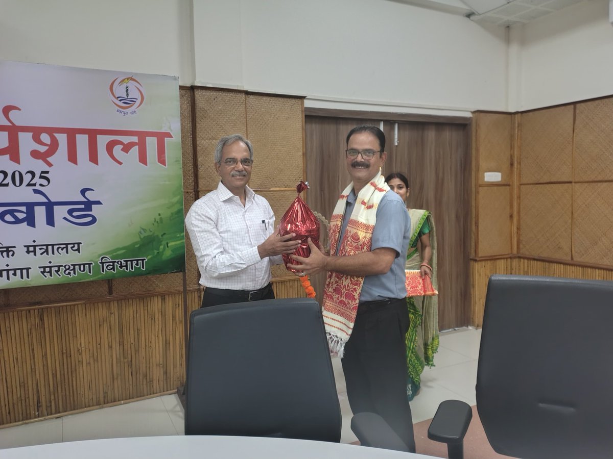 A Hindi workshop on "Easy Use of Official Language Hindi in Office - Problems and Solutions" and "Hindi Noting and Drafting" was held today at the Board Headquarters. Devanand Das, Assistant Director, Regional Implementation Committee, and Ramlal Sharma, Deputy Director, Official