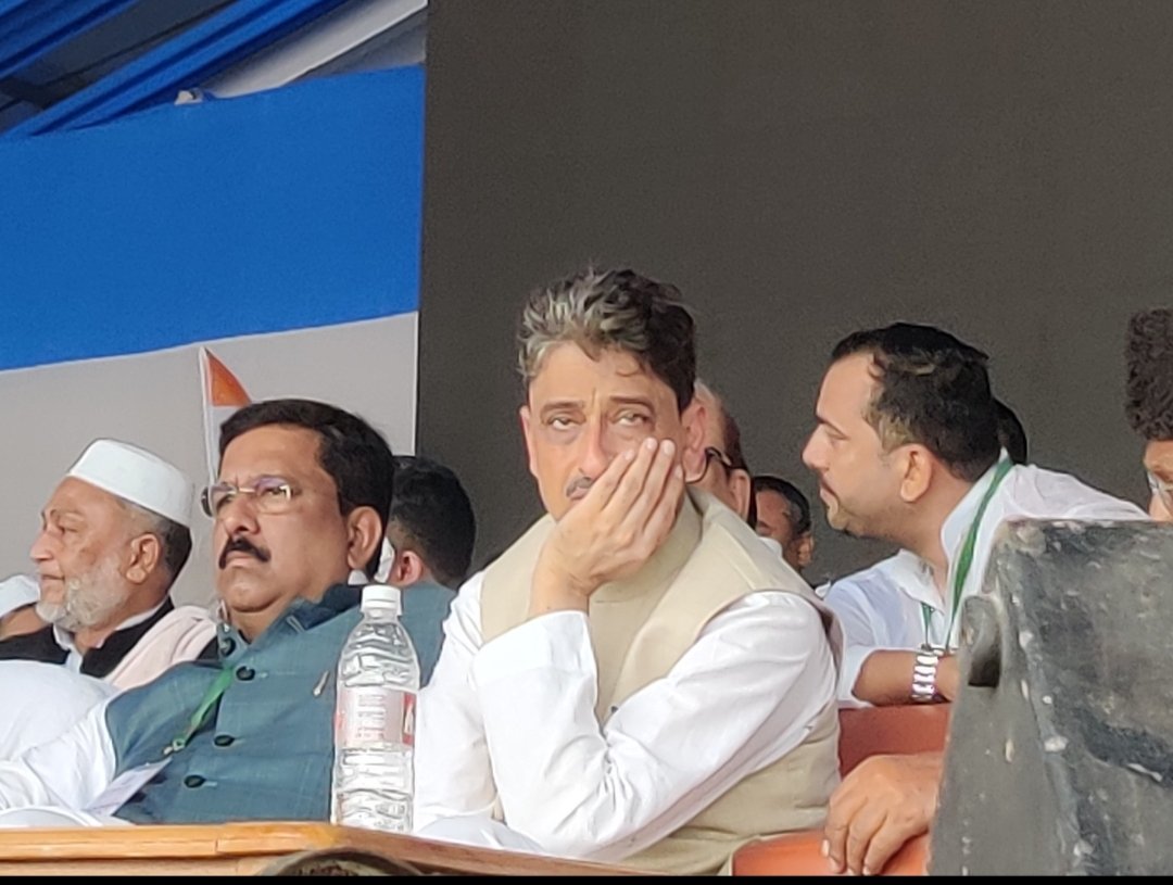 _IamAhmedHasan's tweet photo. नहीं आता।
हुसैन को मानने वाले सर कटवा सकते हैं, मगर झुका नहीं सकते।

हमने सज्दा सिर्फ़ अल्लाह को किया है, बातिल के सामने नहीं।

अपने औक़ाफ़ की हिफाज़त के लिए, हम वक़्फ़ बिल को अस्वीकार करते हैं। हम एक हैं।

ये काला क़ानून नहीं चलेगा। ये गांधी मैदान है, बड़े बड़े क्रूर हुक्मरानों https://t.co/96ebS7sfGQ