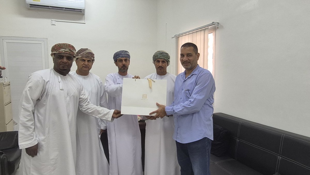 بحضور مساعد المدير أ.عيسى الدبدوب والمعلم الأول للمادة أ.خالد المقبالي كرمت أسرة مادة الرياضيات بالمدرسة الأستاذ جمال حسن والأستاذ ايهاب سعيد نظير جهودهما خلال العام الدراسي الحالي ٢٠٢٤/ ٢٠٢٥م
#فعاليات_تعليمية_شمال_الباطنة 
#مدارسنا_مستقبل_واعد