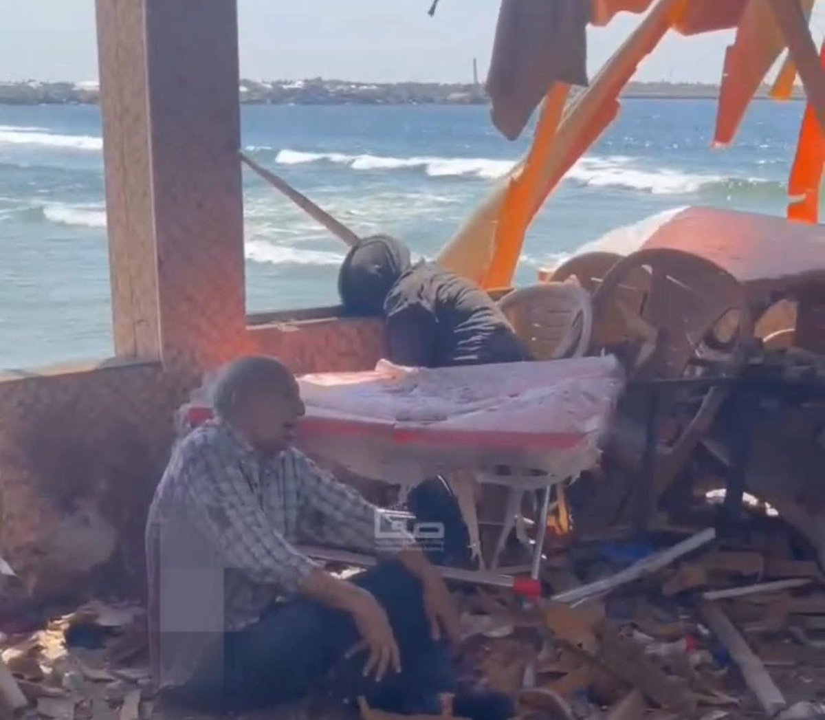 اصطحب زوجته للبحر في محاولة للهروب من جحيم الإبادة

وهكذا كانت النتيجة..

يجماعة الوضع خرج عن السيطرة.