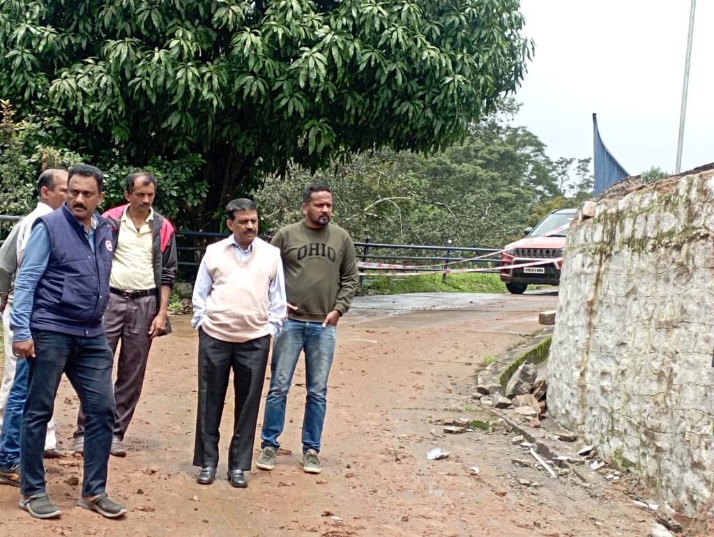 ಸೋಮವಾರಪೇಟೆ ವಿಶ್ವ ಮಾನವ ಕುವೆಂಪು ವಿದ್ಯಾಸಂಸ್ಥೆ ಆವರಣದಲ್ಲಿ ಮಳೆಯಿಂದ ತಡೆಗೋಡೆ ಕುಸಿದಿದ್ಧು  ಅಲ್ಲಿಗೆ ಭೇಟಿ ನೀಡಿ ಸಂಸ್ಥೆಯ ಅಧ್ಯಕ್ಷರಾದ A R ಮುತ್ತಣ್ಣ ಚರ್ಚಿಸಿ ಸಂಭಂದ ಪಟ್ಟ ಅಧಿಕಾರಿಗಳೊಂದಿಗೆ ಚರ್ಚಿಸಿ ಕ್ರಮ ಕೈಗೊಳ್ಳಲು ಸೂಚಿಸಿದ ಸಂದರ್ಭ