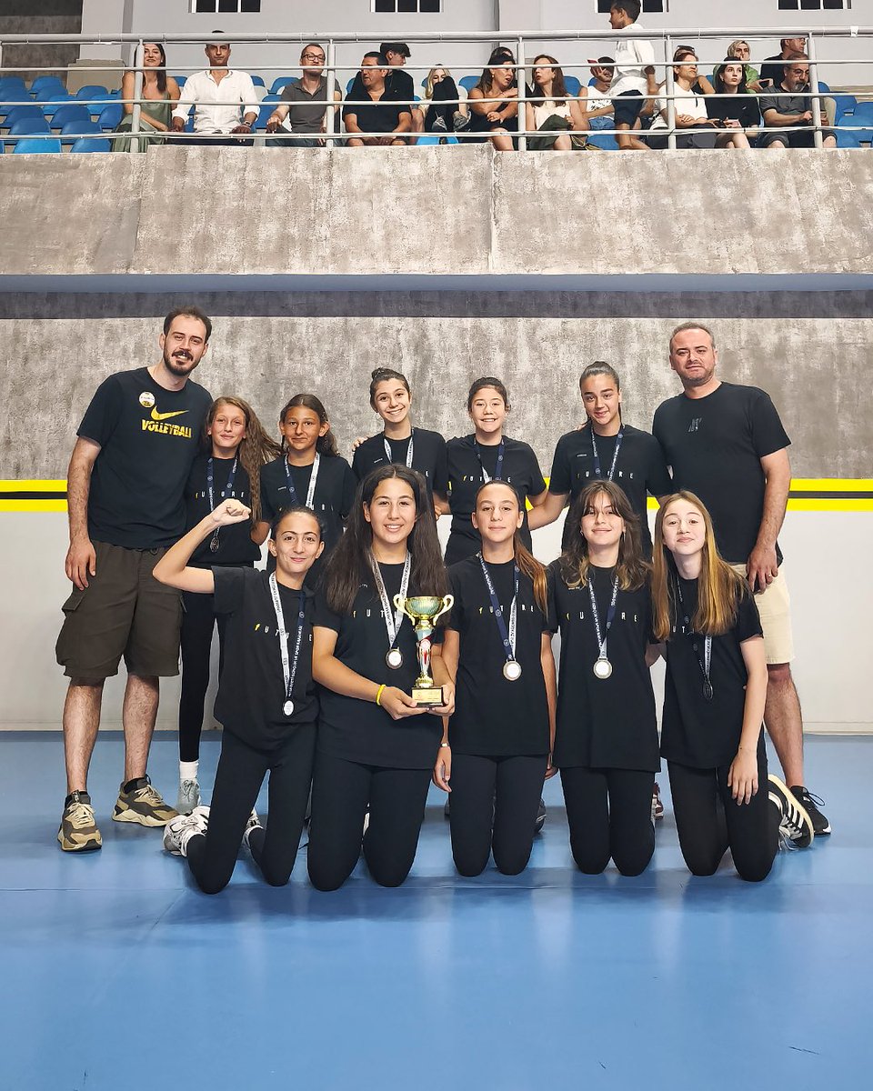 Mini yaş grubunda İstanbul Anadolu Şampiyonu olan VakıfBank A ve ikinci olan VakıfBank B takımlarımız, düzenlenen törende kupa ve madalyalarına kavuştu.🥇🥈🏆
Tebrikler kızlar 💛🖤