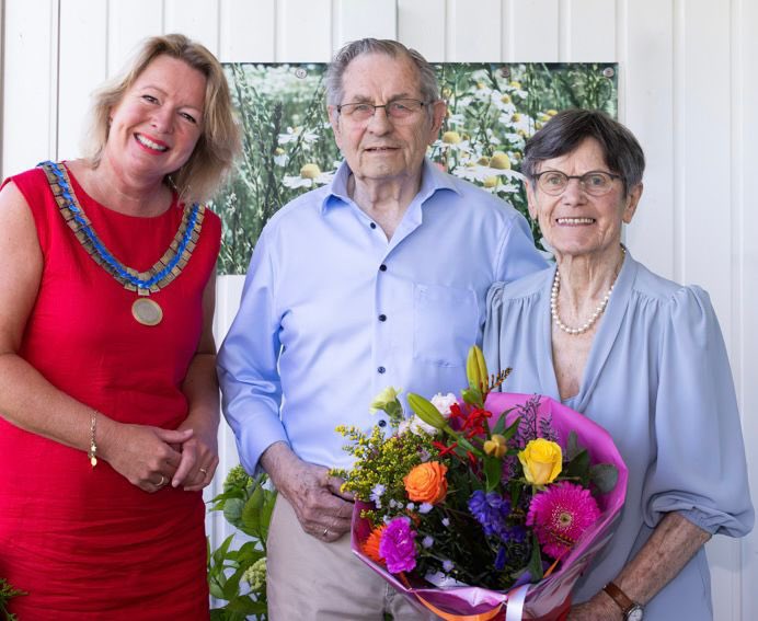 Vanmorgen gezellig op ☕️bezoek geweest bij het echtpaar Hasselbach-Ten Westenend in #Elst nog voor hun 65-jarig huwelijk. Leuk om elkaar weer gesproken te hebben na 5 jaar 😃 Nogmaals van harte gefeliciteerd met uw briljanten huwelijk namens <a href="/Gem_Overbetuwe/">Gemeente Overbetuwe</a> 💐