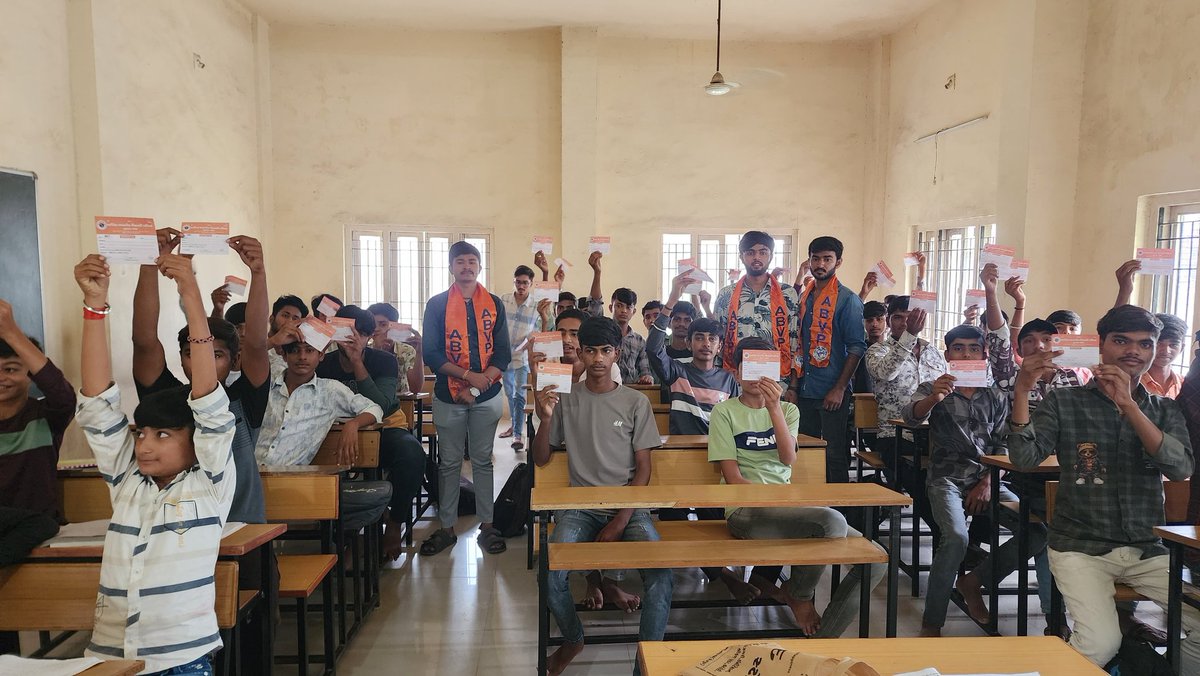 ABVPGujarat's tweet image. #ABVPRajkot જિલ્લા દ્વારા #MembershipDrive અંતર્ગત મહત્મ સદસ્યતા દિવસ નિમિતે વિવિધ શાળાઓમા વિદ્યાર્થીઓની સદસ્યતા કરવામાં આવી.

#ABVPGujarat
#MembershipDrive
#Joinabvp