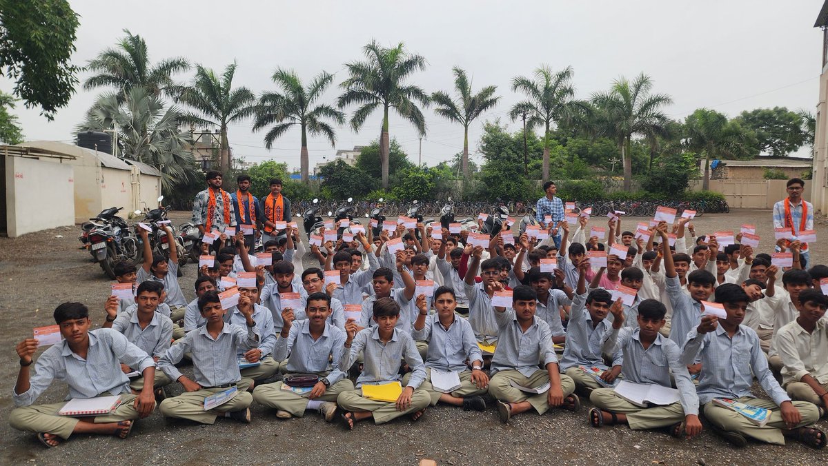 ABVPGujarat's tweet image. #ABVPRajkot જિલ્લા દ્વારા #MembershipDrive અંતર્ગત મહત્મ સદસ્યતા દિવસ નિમિતે વિવિધ શાળાઓમા વિદ્યાર્થીઓની સદસ્યતા કરવામાં આવી.

#ABVPGujarat
#MembershipDrive
#Joinabvp