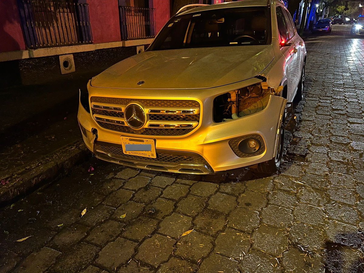 Nuevamente victima de la rata. Calle Fernández Leal, Barrio la Concepción  Coyoacán CDMX.   Eran 4 sujetos a bordo de un versa Rojo sin placas.