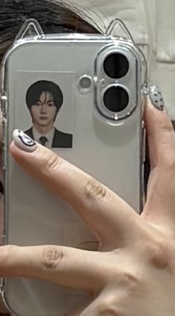 고먐미 케이스랑 기여웅 성호 그리고… 손에 가려진 행운 고양이 스티커까지 떵냥아 보고싶어… 🫠🫠