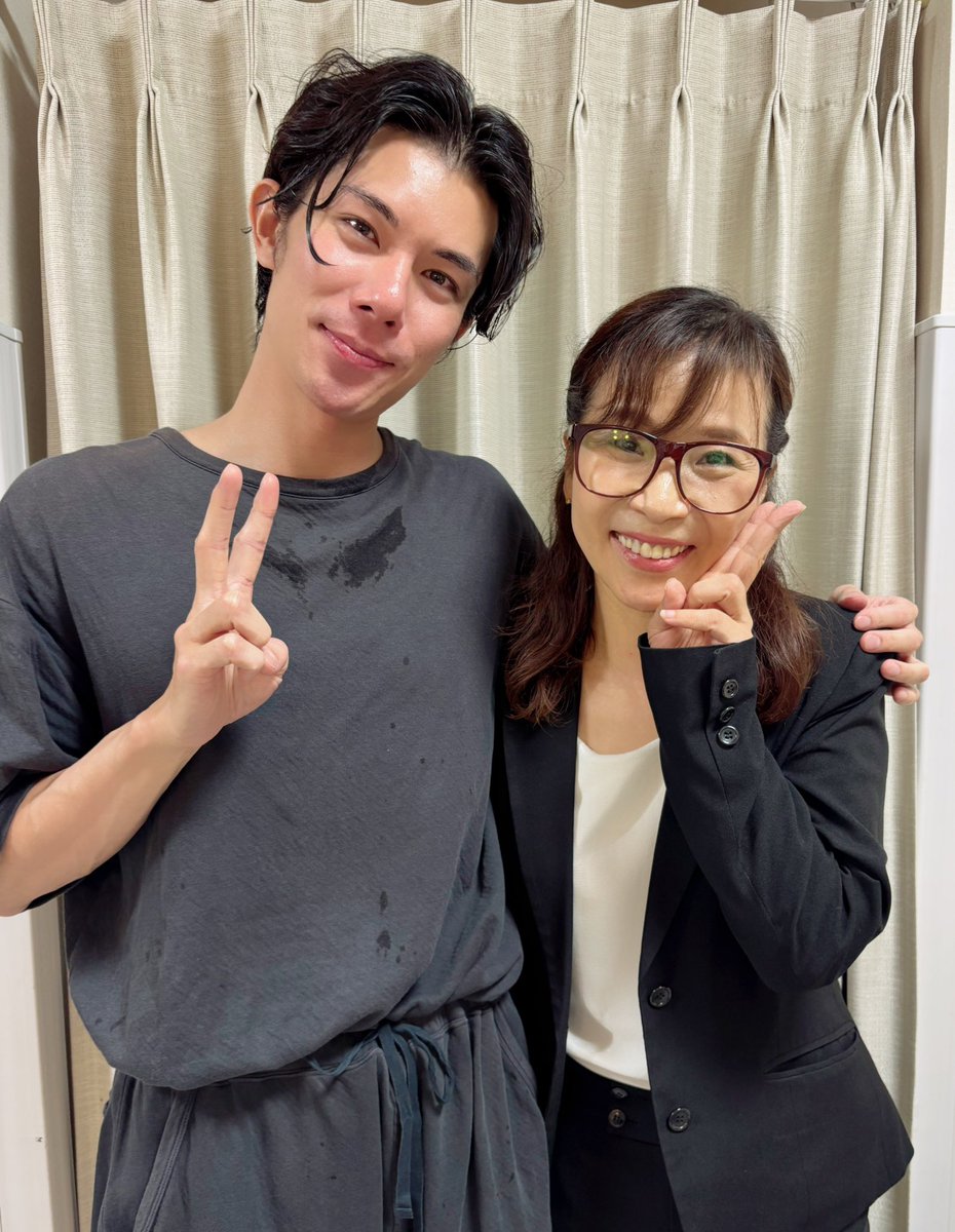 myonpa's tweet image. 怒涛の韓国ドラマ現場から
息つく暇なく
ミュージカルの世界へ
素晴らしい歌声に
舞台袖に釘付け
気づくと左の目から涙が…
あゞゞ
夢の世界でした^_^
#ホリプロ #ハピネスフォーユー #KAI #柿澤勇人 #小池徹平 #加藤和樹 #中川晃教 #加藤和樹 #チョサンウン