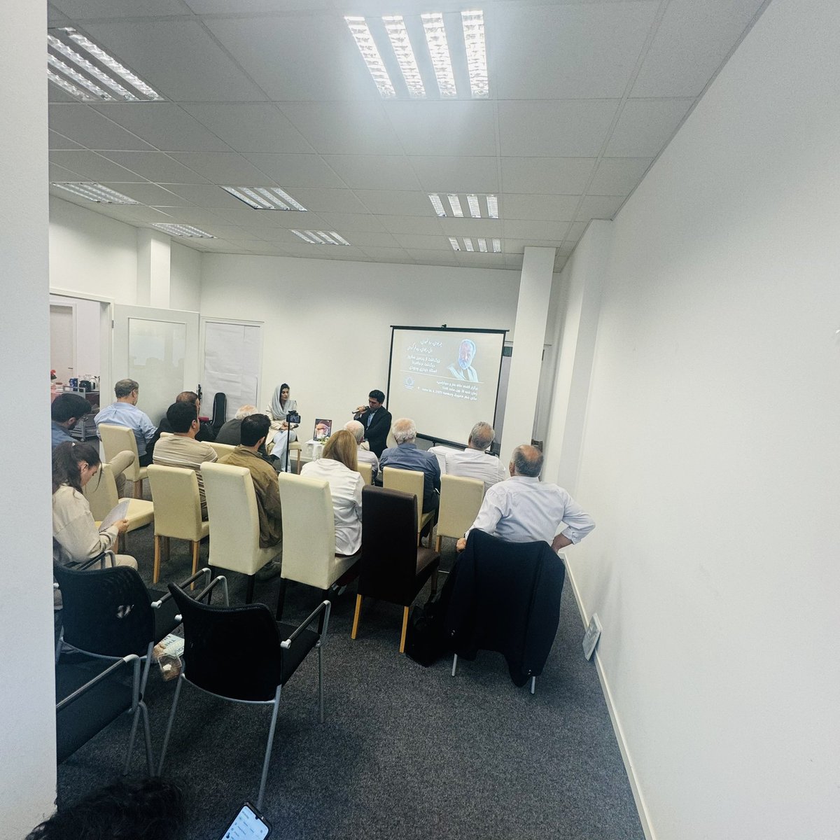 از پنجمین سالگرد زنده یاد استاد حیدری «وجودی »توسط «نهاد خانه و‌دموکراسی »در شهر هامبورگ با حضورداشت اساتید دانشگاه ،شعرا،فرهنگیان و علاقمندان بزرگ داشت صورت گرفت.