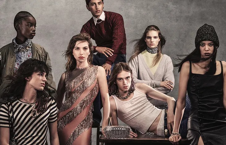 Rabanne Pre-Fall 2025 Campaign Asserts Style as Identity - more here: designscene.net/2025/06/rabann…

For the Pre-Fall 2025 season, #Rabanne presents a campaign that reads less like traditional fashion imagery and more like a collective portrait. Julien Dossena brings together seven