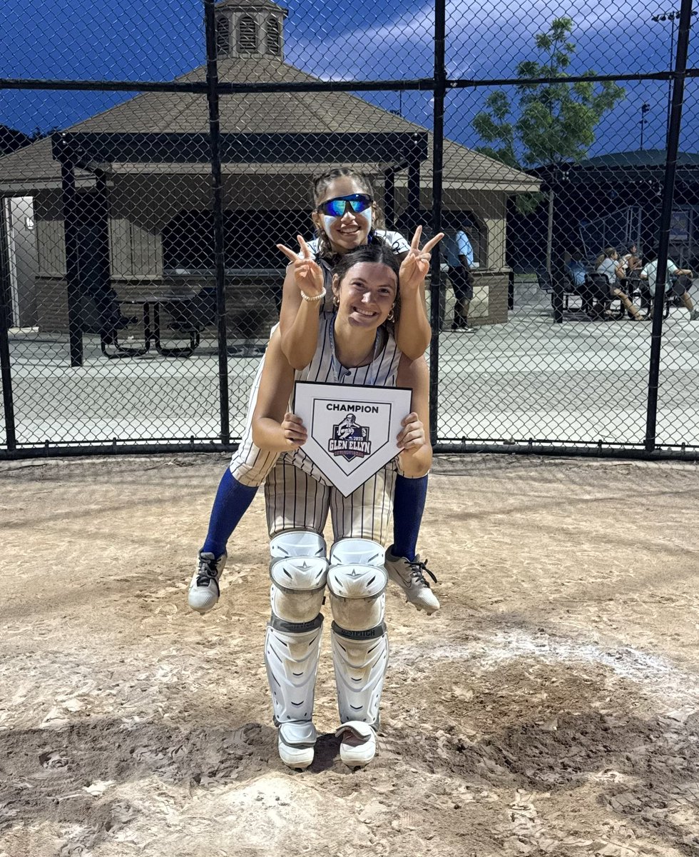 chloe_wilson14's tweet photo. So proud of my @FoxesSikon team! 🥎🔥 They battled through extreme heat &amp; tough competition to WIN the Invitational! They fought hard &amp; played their best when it mattered most. Couldn’t be prouder! #Softball #Champions #Teamwork @apetersen01 @CoastRecruits @TopPreps @SBRRetweets https://t.co/HwFVMOq0qJ