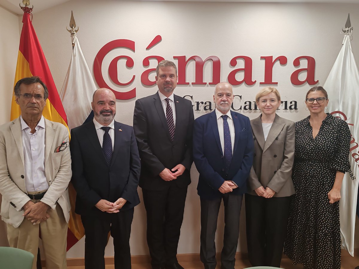 Cámara Gran Canaria (@camaragcanaria) on Twitter photo 🤝El pasado viernes recibimos en la Cámara al embajador de Eslovenia en España, Tadej Rupel.
🌍 El encuentro, coordinado por el área de Turismo de la Cámara, nos brindó una valiosa oportunidad para explorar vías de colaboración entre Eslovenia y Gran Canaria.
<a href="/SLOinESP/">Slovenia in Spain</a> 🤝El pasado viernes recibimos en la Cámara al embajador de Eslovenia en España, Tadej Rupel.
🌍 El encuentro, coordinado por el área de Turismo de la Cámara, nos brindó una valiosa oportunidad para explorar vías de colaboración entre Eslovenia y Gran Canaria.
<a href="/SLOinESP/">Slovenia in Spain</a>