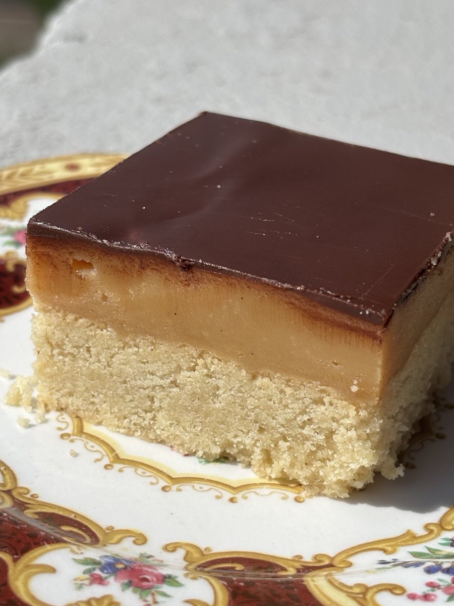 bakingenjoyer's tweet image. millionaires shortbread!! made with a brown butter biscuit base, vanilla bean caramel + a layer of chocolate &lt;3