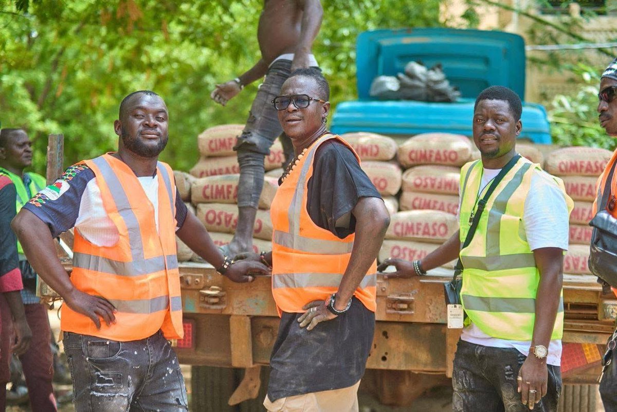 L’Activiste Sankariste✊🏿 (@l_activiste226) on Twitter photo Le Baba national, Floby Officiel <a href="/Floby_officiel/">PAPA ZODANGA</a> , a fait preuve d’un engagement remarquable en offrant un don de 10 tonnes de ciment à l’initiative #FasoMêbo🇧🇫.
Mieux encore, il s’est personnellement déplacé sur le terrain, accompagné de tout son staff, pour participer Le Baba national, Floby Officiel <a href="/Floby_officiel/">PAPA ZODANGA</a> , a fait preuve d’un engagement remarquable en offrant un don de 10 tonnes de ciment à l’initiative #FasoMêbo🇧🇫.
Mieux encore, il s’est personnellement déplacé sur le terrain, accompagné de tout son staff, pour participer