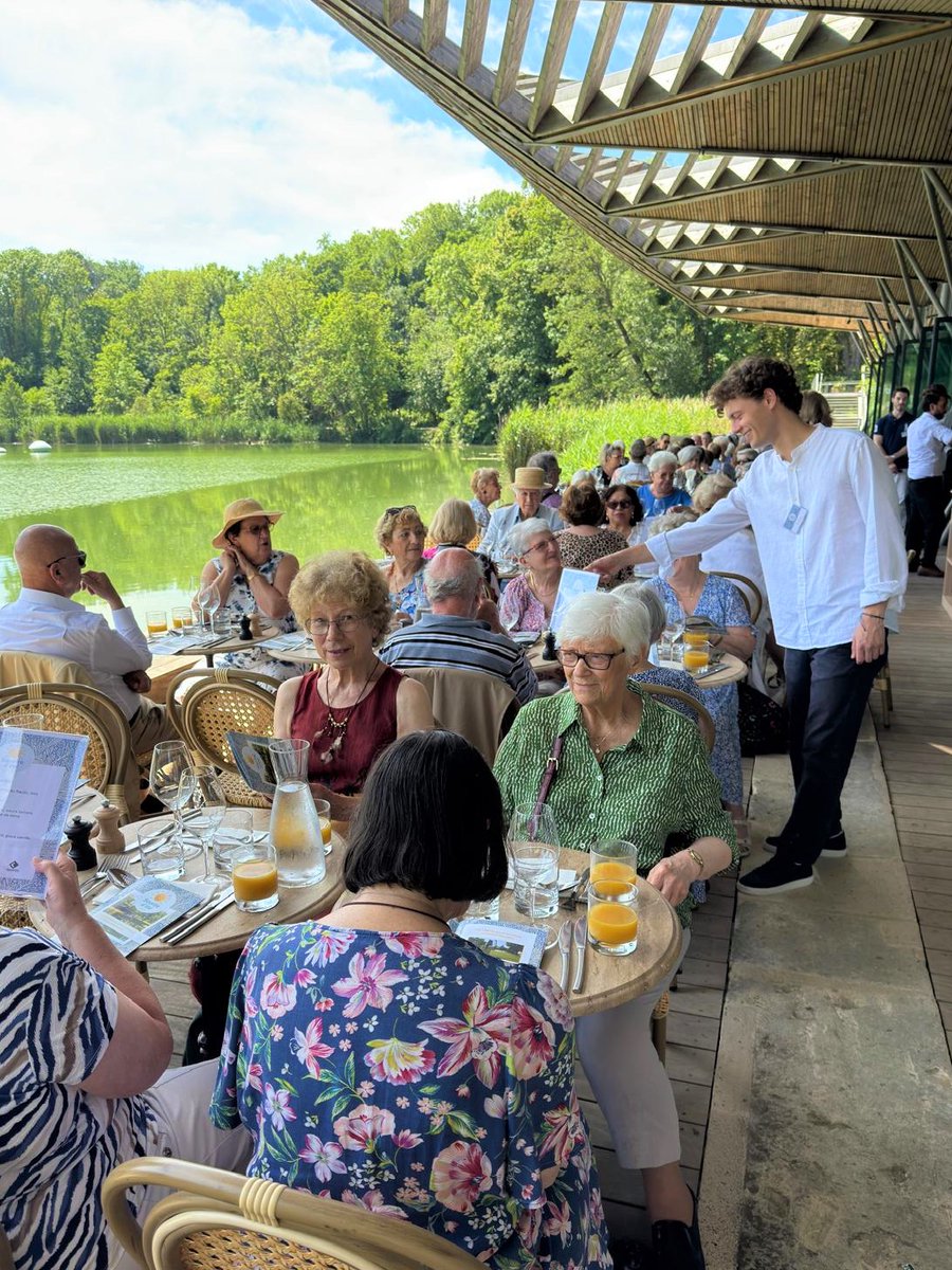 instituthds's tweet image. 🌞 C’est au bord de l’eau dans le restaurant du magnifique Hangar Y à @VilledeMeudon qu’a débuté cette nouvelle édition de la campagne #SourireDEté, placée sous le signe de la joie et de la solidarité.

Plus de 80 seniors de @ville_chaville, @VilleCourbevoie et @V_Gennevilliers…